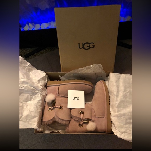 NEW Gorgeous NWT $250 UGG boots - Irina Star Charm limited edition! Price FIRM! - Picture 2 of 12